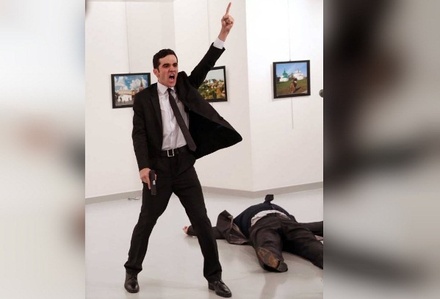 Международную премию фотожурналистики выиграл снимок убийства посла РФ в Турции