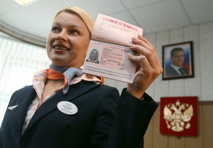 Клятву гражданина России из четырёх строк сочиняли месяц