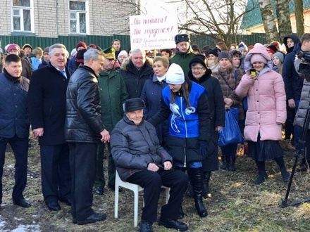 В Смоленской области курсанты устроили парад  для единственного ветерана в деревне