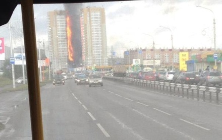 В Красноярске загорелся высотный дом