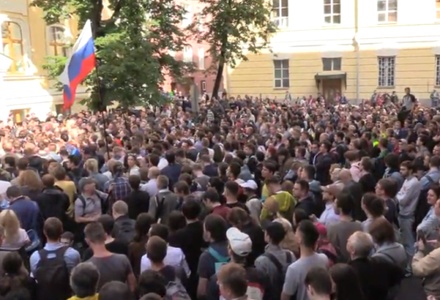 Полиция насчитала около тысячи участников несогласованной акции в центре Москвы