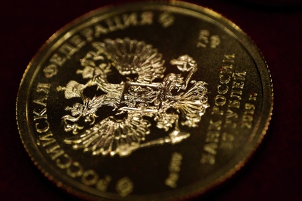 Экономист Хазин призвал россиян покупать золотую монету с каждой зарплаты 
