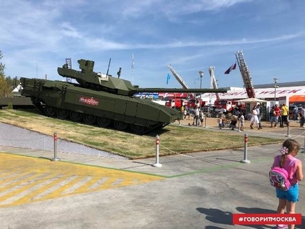 Посетители форума «Армия-2018» пожаловались на невозможность залезть на танк «Армата»