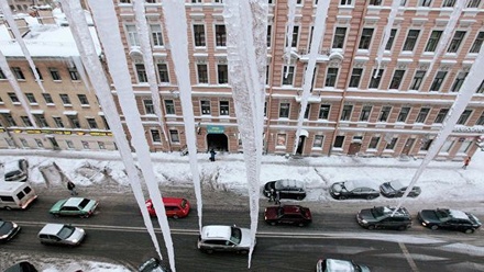 В Москве в результате падения льда с крыши погибла женщина