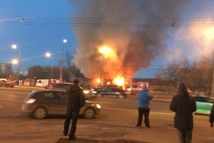 На севере Москвы горит троллейбусное депо