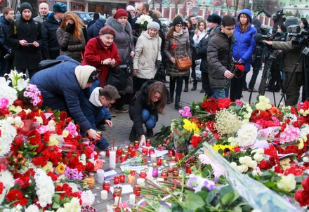 Москвичи несут цветы к посольству Франции в память о жертвах терактов в Париже