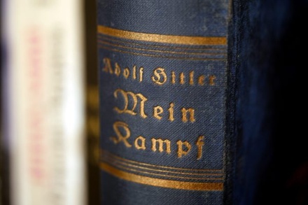 Переизданная книга «Майн Кампф» стала хитом продаж в Германии