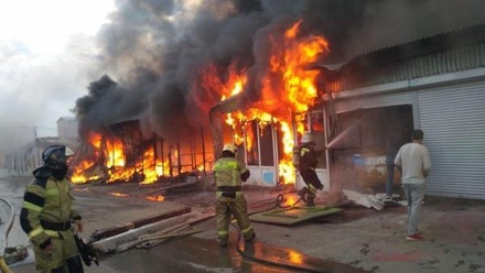 В Махачкале загорелись магазины на площади 1200 квадратных метров