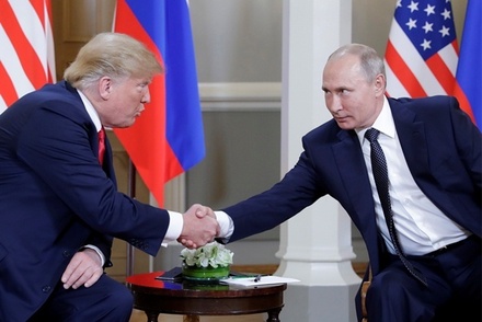 Более двух часов продолжаются переговоры Путина и Трампа