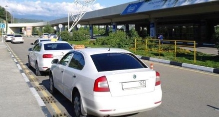 Пассажир рассказал, как таксисты избавляются от конкуренции каршеринга в аэропорту Сочи
