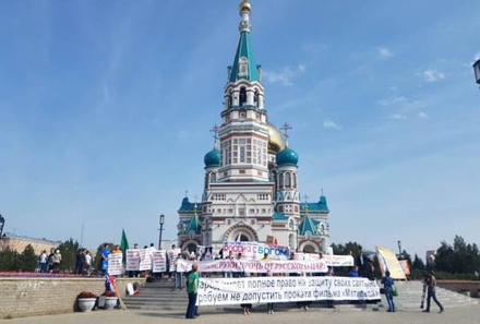 В Омске проходит молитвенное стояние против «Матильды»