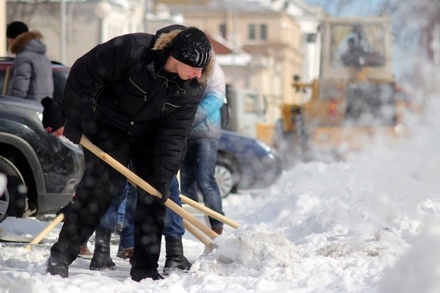 Милонов предложил привлекать горожан к уборке снега за скидки на услуги ЖКХ