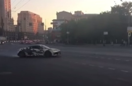 В Москве стритрейсер перекрыл Садовое кольцо ради дрифта