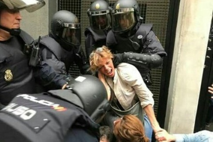 Число пострадавших при столкновениях с полицией в Каталонии возросло до 844