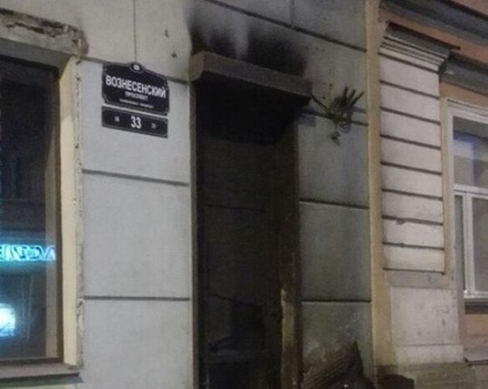 В Петербурге подожгли дверь штаба Навального