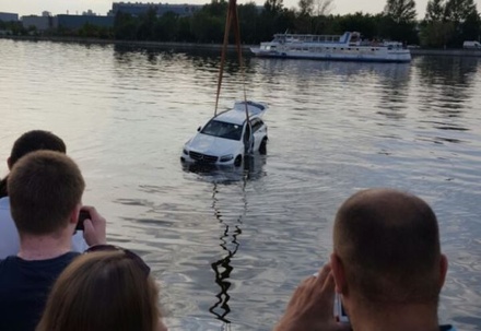 После ДТП на юге Москвы автомобиль упал в реку