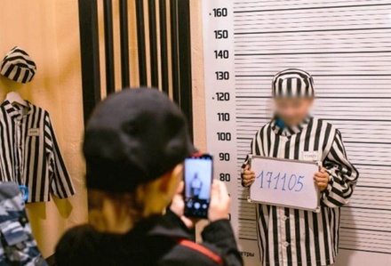 Игровую комнату полиции в ТЦ Мурманска могут закрыть после переодевания детей в тюремную робу
