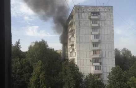 На юге Москвы в жилом доме загорелся балкон