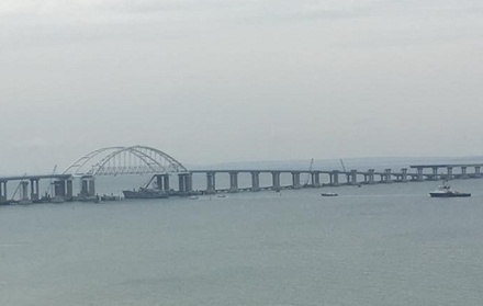 Два корабля ВМС Украины прошли под Крымским мостом
