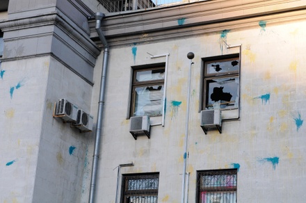 В посольство России в Киеве бросили бутылку с зажигательной смесью