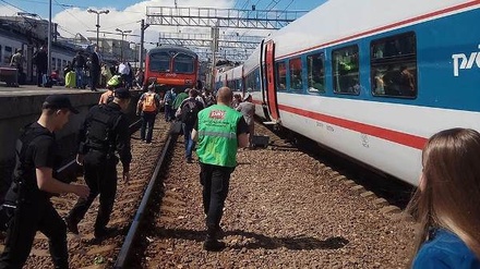 В результате столкновения электрички с поездом «Стриж» пострадали два человека