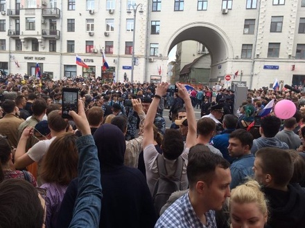 ОМОН начал оттеснять протестующих от рамок на Тверской 