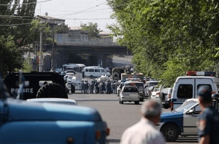 Вооружённые люди захватили здание полиции в Ереване