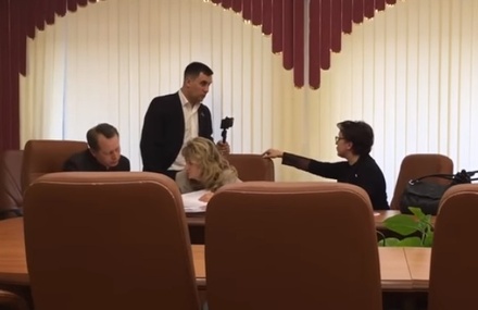 Депутат, из-за спора с которым уволили саратовского министра, всё ещё ждёт от неё меню на 3 500 рублей