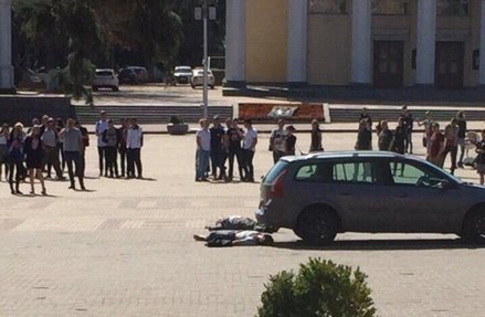 На центральной площади Белгорода мужчина выбросил труп из машины и попытался покончить с собой
