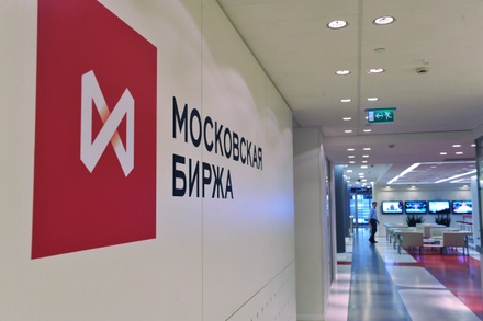 Доллар и евро заметно выросли при открытии торгов на Московской бирже 
