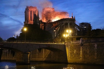 Во Франции не исключили полного уничтожения огнём собора Парижской Богоматери