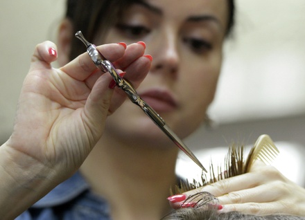 Москвичи обрушили колл-центры парикмахерских после отмены самоизоляции