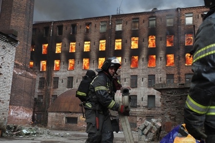 Глава МЧС выразил соболезнования родным погибшего в Петербурге пожарного