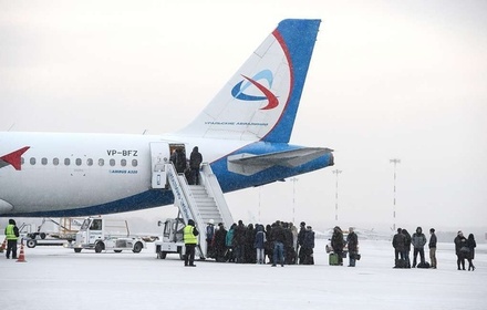 Страховщики и аэропорт Барнаула выплатили компенсацию упавшим с трапа пассажирам