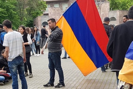 Сторонники Пашиняна собираются в центре Еревана перед началом заседания парламента