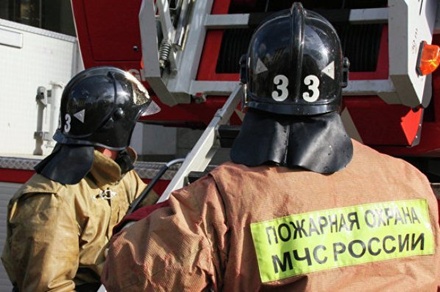 Пожар вспыхнул на крыше жилой многоэтажки в Грозном