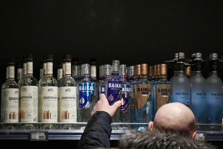Дерматолог призвала не использовать водку вместо спиртового антисептика для рук