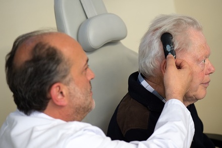 Гериатр предупредил о повышенном риске развития деменции у пожилых людей при потере слуха или зрения