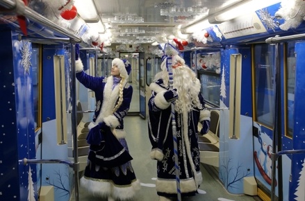 Среди пассажиров московского метро в новогоднюю ночь насчитали 250 Дедов Морозов