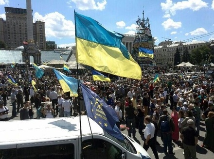 В Киеве проходит митинг за введение военного положения в Донбассе
