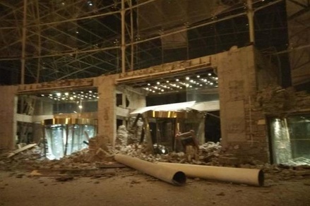 После землетрясения в КНР частично обрушился отель с 2 тысячами постояльцев