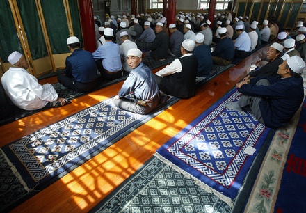 Полиция в Китае запретила мусульманам хранить Коран и молитвенные коврики