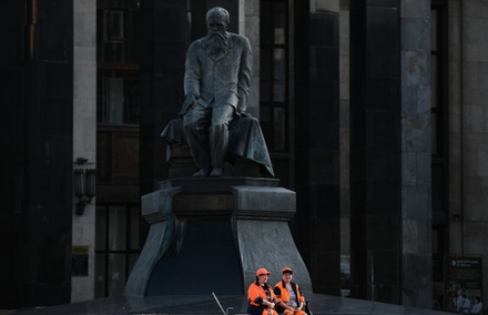 В Библиотеке им. Ленина охранник избил посетителя