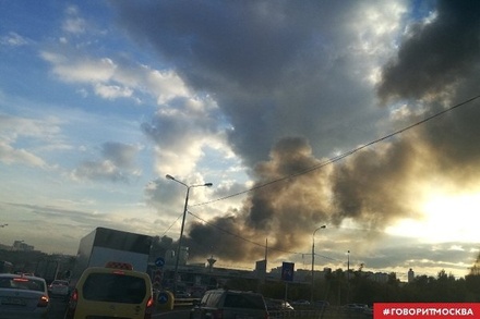 Возле горящего центра в Москве на МКАД образовались многокилометровые пробки