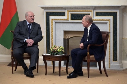 Путин и Лукашенко проводят переговоры в Кремле без COVID-ограничений
