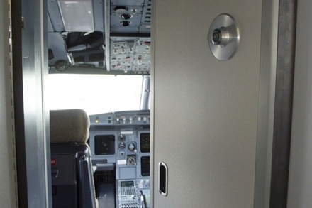 Пассажир пытался взломать дверь кабины пилотов во время полёта