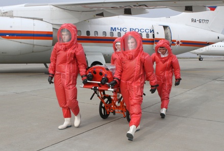 Врачи обещают защитить россиян от «бегающих по улицам с кровавой рвотой» переносчиков Эболы