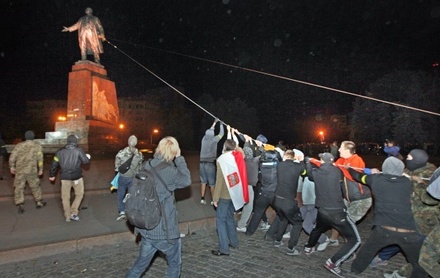 Мэр Харькова назвал снос памятника Ленину в центре города незаконным