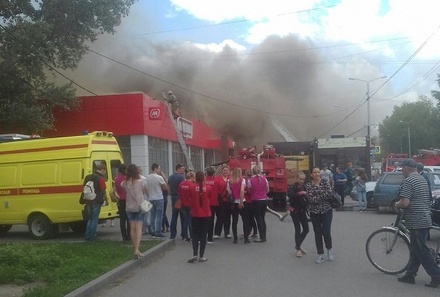Из-за пожара в супермаркете «Магнит» в Омске эвакуированы 40 человек