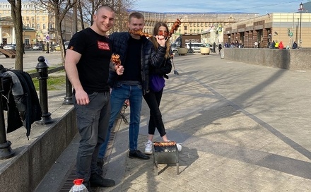 Жителей Петербурга оштрафовали за шашлыки на Сенной площади
